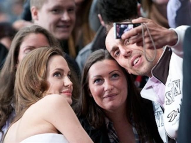 La actriz estadounidense Angelina Jolie posa con seguidores en el estreno de la película "World War Z" en Berlín, Alemania. Foto: EFE.