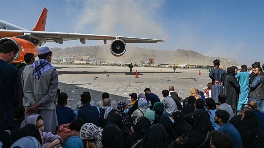 El caos en el aeropuerto de Kabul, con miles de personas que tratan de abandonar el país por avión, ha dejado varios muertos. Foto: Getty Images / WAKIL KOHSAR