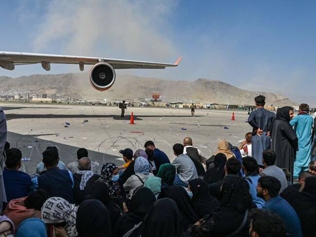 El caos en el aeropuerto de Kabul, con miles de personas que tratan de abandonar el país por avión, ha dejado varios muertos. Foto: Getty Images / WAKIL KOHSAR