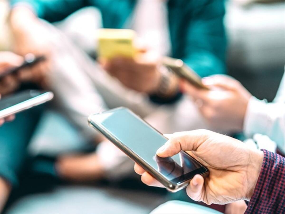 ¿Cómo compartir datos de un celular a otro?