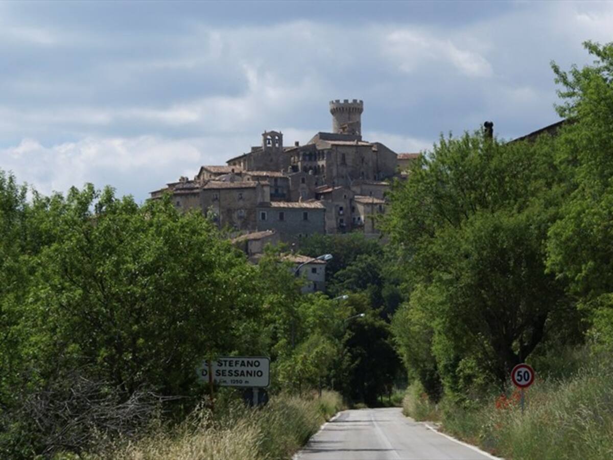 Pueblo de Italia les paga a los jóvenes una millonada por vivir allá