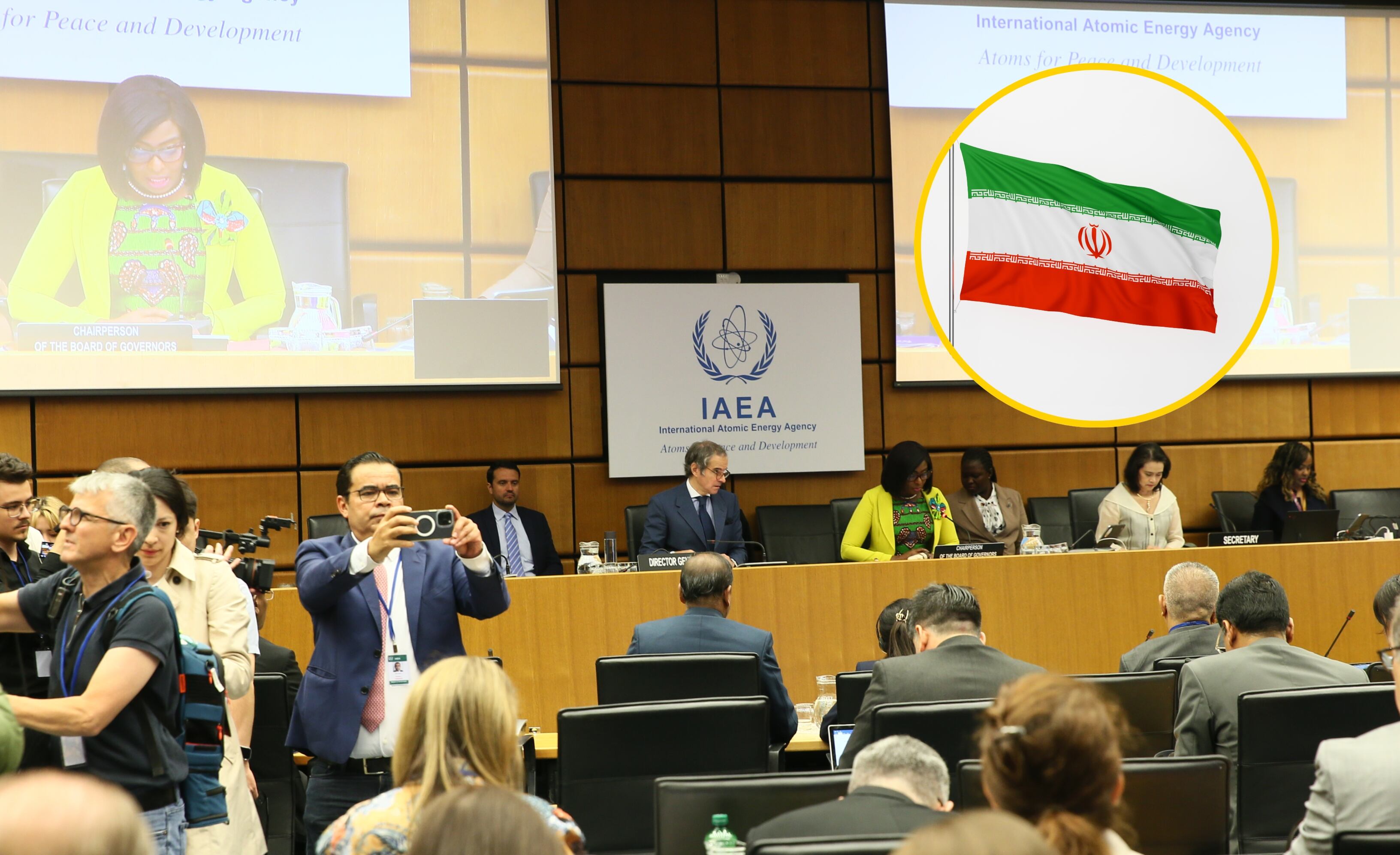 Reunión de la Junta de Gobernadores del Organismo Internacional de Energía Atómica (OIEA) y bandera de Irán. Foto: Wong Yu Liang y Wong Yu Liang vía Getty Images.  