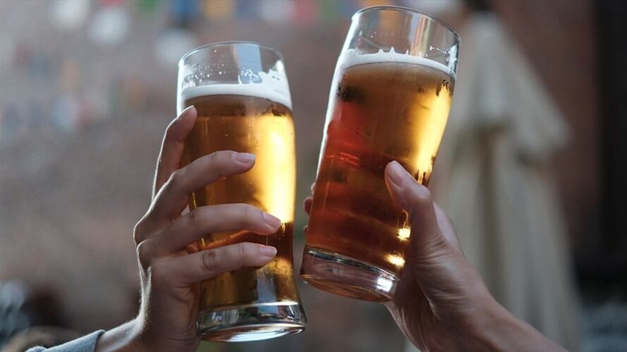 55.675 botellas de licor y algo más de 15 toneladas de productos utilizados para la falsificación de bebidas alcohólicas fueron incautados en Bogotá.. Foto: Getty Images