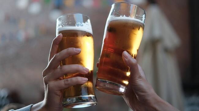 55.675 botellas de licor y algo más de 15 toneladas de productos utilizados para la falsificación de bebidas alcohólicas fueron incautados en Bogotá.. Foto: Getty Images