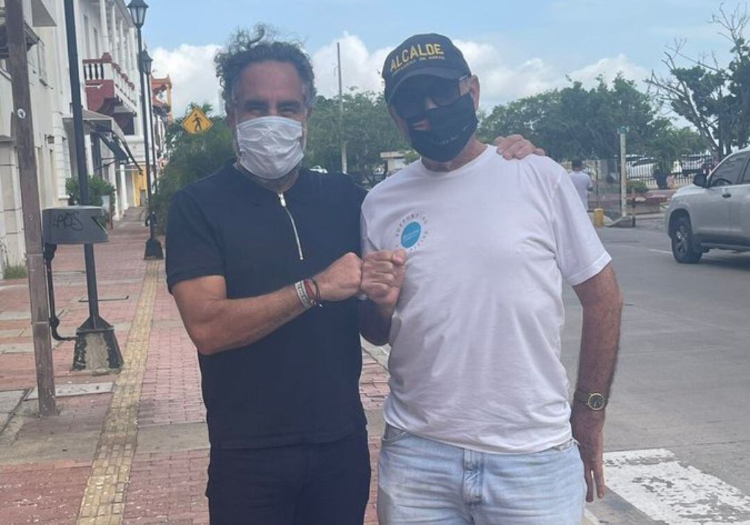 En septiembre de 2021, el senador Benedetti compartió esta imagen junto al alcalde de Cartagena. Crédito: @AABenedetti