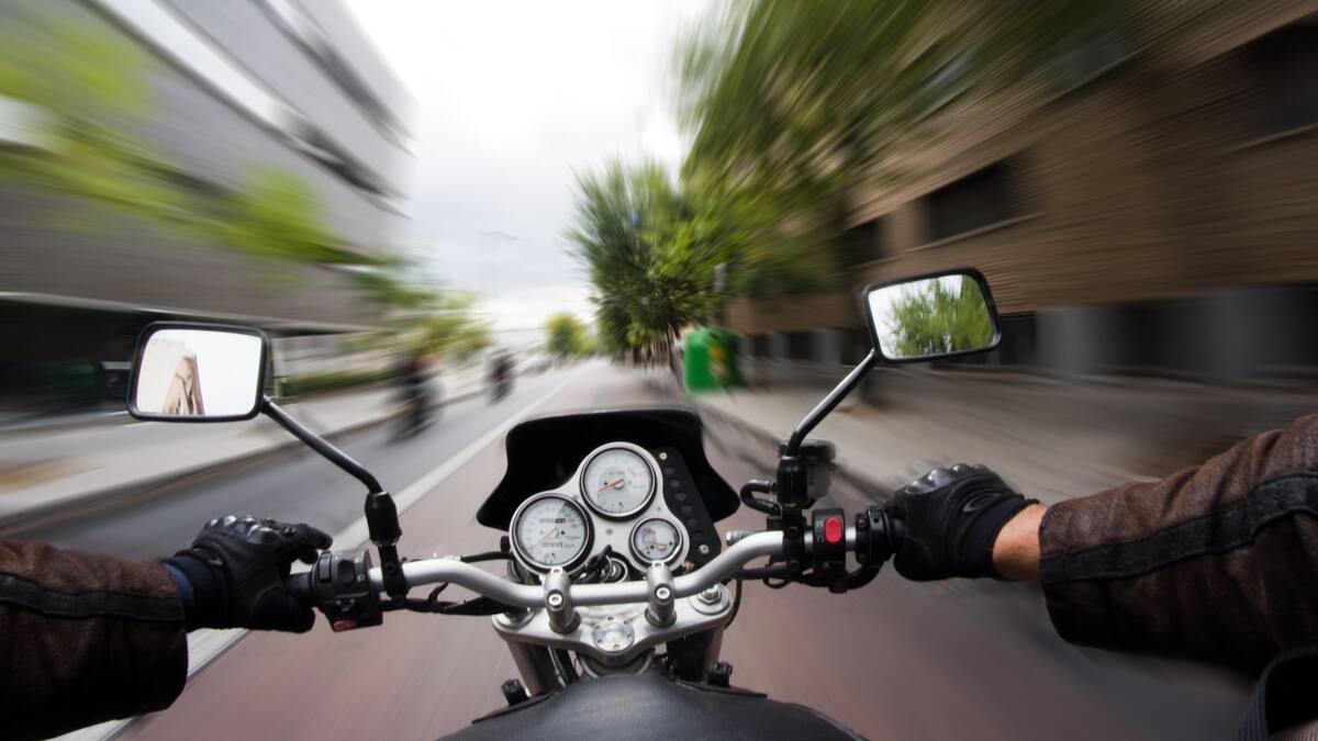 Dos elementos que no pueden faltar cuando se moviliza en moto: evite multas