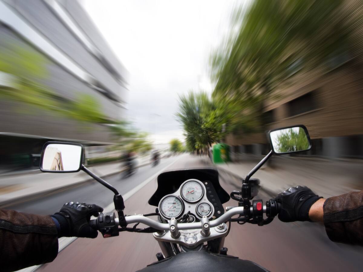 Dos elementos que no pueden faltar cuando se moviliza en moto: evite multas