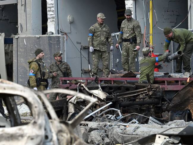 Foto de referencia de los bombardeos rusos en Ucrania. (Photo by Sergei SUPINSKY / AFP) (Photo by SERGEI SUPINSKY/AFP via Getty Images)