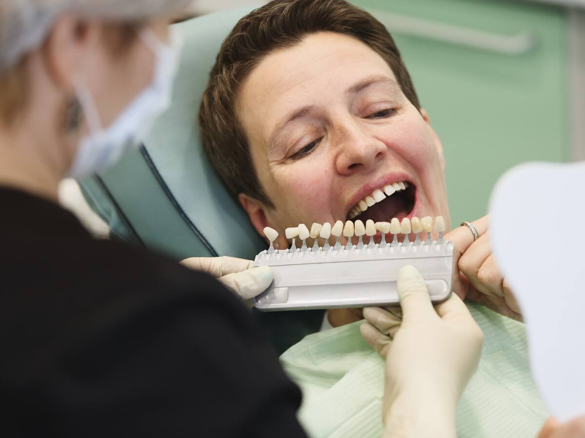 ¿Cuál es la diferencia entre implantes y prótesis dentales? Odontólogo explicó