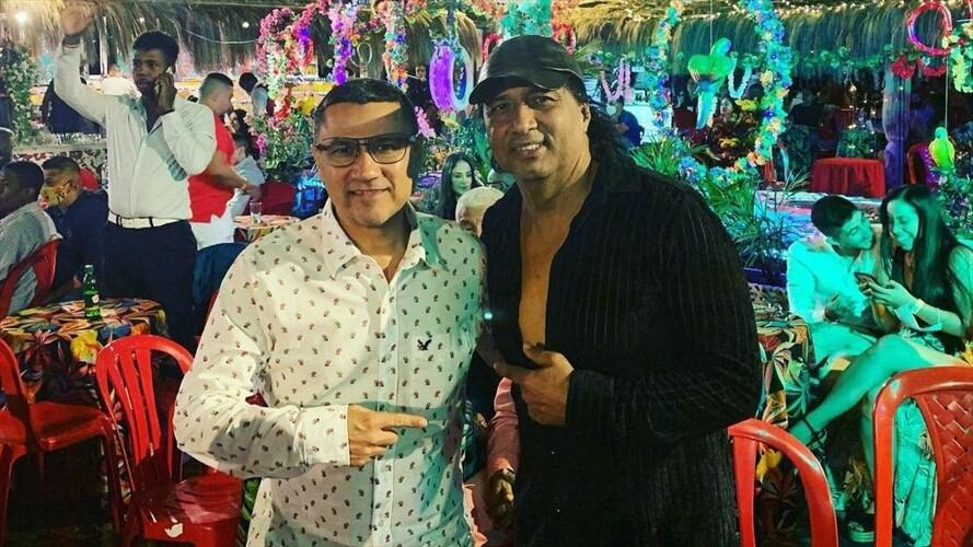 El gerente de Corfecali, Alexander Zuluaga, fue fotografiado en la fiesta en compañía del cantante de salsa Richie Váldes, incumpliendo el distanciamiento social y sin tapabocas. Foto: Instagram: @rochievaldes