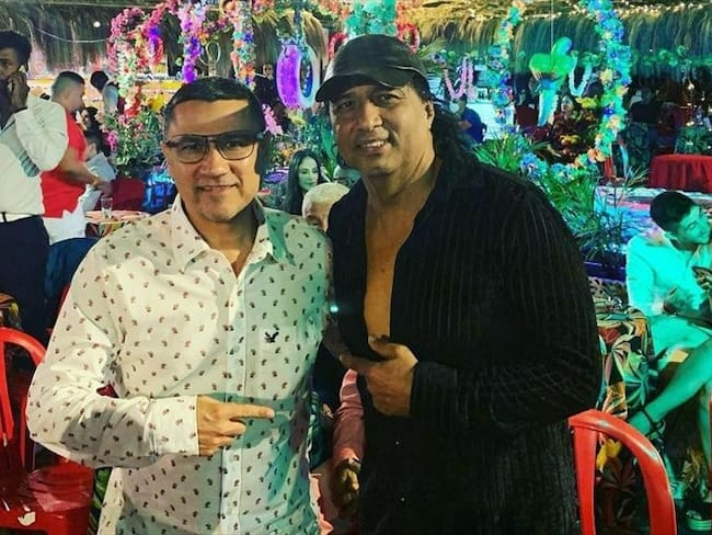El gerente de Corfecali, Alexander Zuluaga, fue fotografiado en la fiesta en compañía del cantante de salsa Richie Váldes, incumpliendo el distanciamiento social y sin tapabocas. Foto: Instagram: @rochievaldes