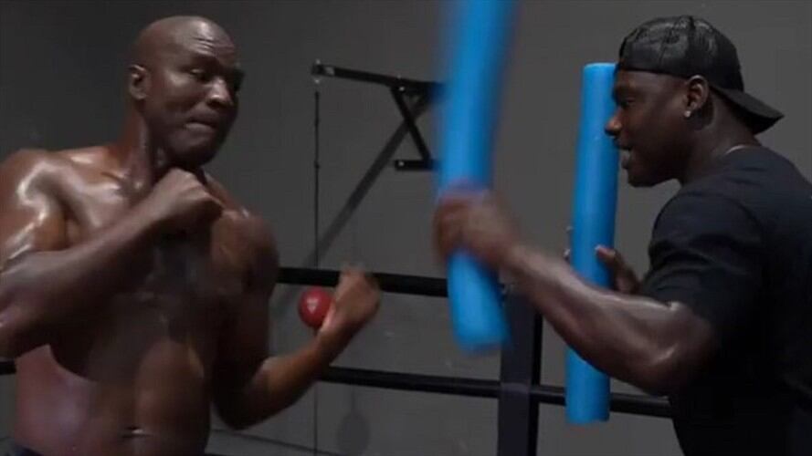¿Respuesta para Tyson? Holyfield muestra su exigente entrenamiento. Foto: Captura de pantalla