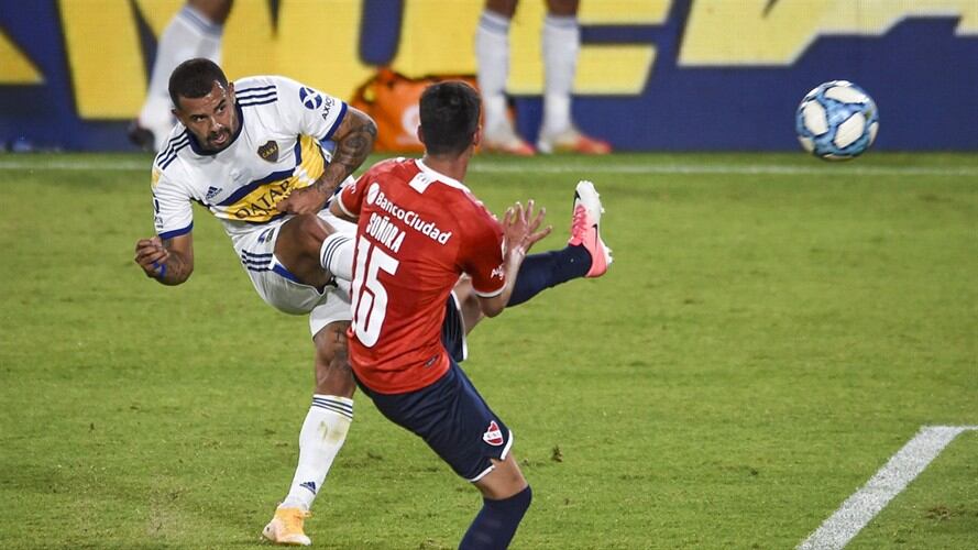 Golazo de Cardona le dio la victoria a Boca ante Independiente. Foto: Marcelo Endelli/Getty Images