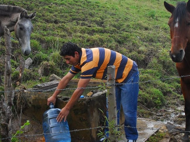Ministro de Vivienda expresa su preocupación por la calidad del agua en Colombia