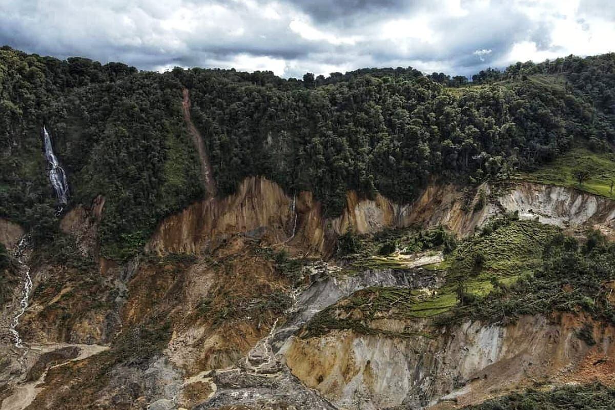 La remoción en masa de cerca de 30 hectáreas de tierra ha generado el represamiento de la quebrada La Topa y el Río Páez, Crédito: Alcaldía de Inzá. 