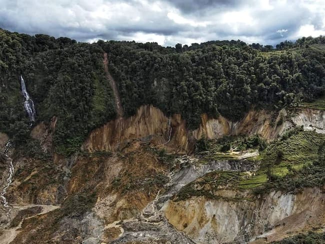 La remoción en masa de cerca de 30 hectáreas de tierra ha generado el represamiento de la quebrada La Topa y el Río Páez, Crédito: Alcaldía de Inzá. 