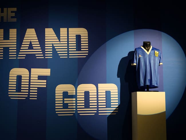 La camiseta de la “Mano de Dios” de Maradona fue subastada por casi 9,3 millones de dólares, un récord absoluto