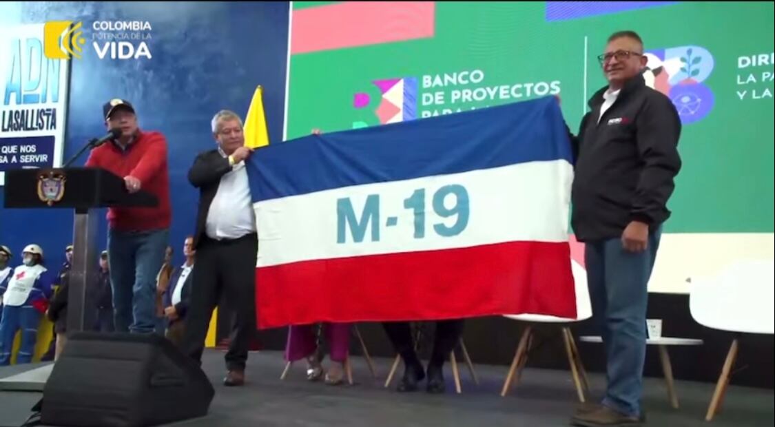 Presidente Petro pide exhibir bandera del M19
