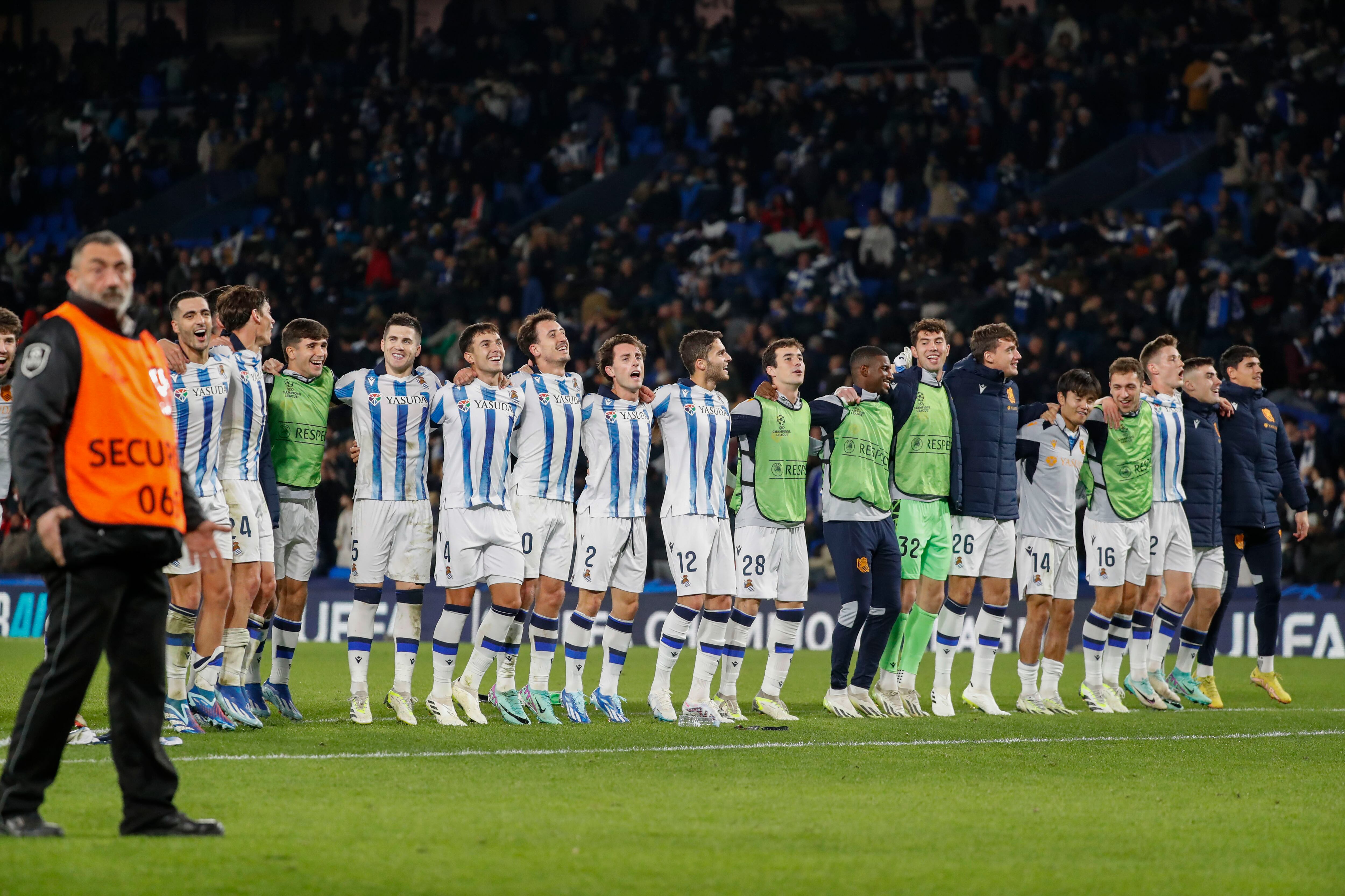 Los jugadores de la Real Sociedad celebran la victoria al término del partido de la fase de grupos de la Liga de Campeones entre la Real Sociedad y el Benfica, disputado este miércoles en el Reale Arena de San Sebastián. Foto: EFE/Juan Herrero