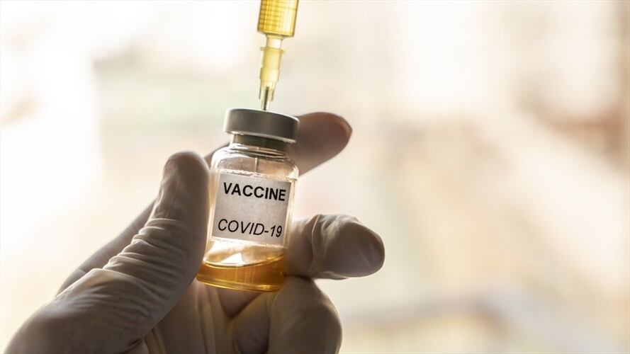 Esto se realizaría especialmente en zonas rurales de difícil acceso y en regiones donde la vacunación esté por debajo del 50% de ejecución.. Foto: Getty Images / JAVIER ZAYAS