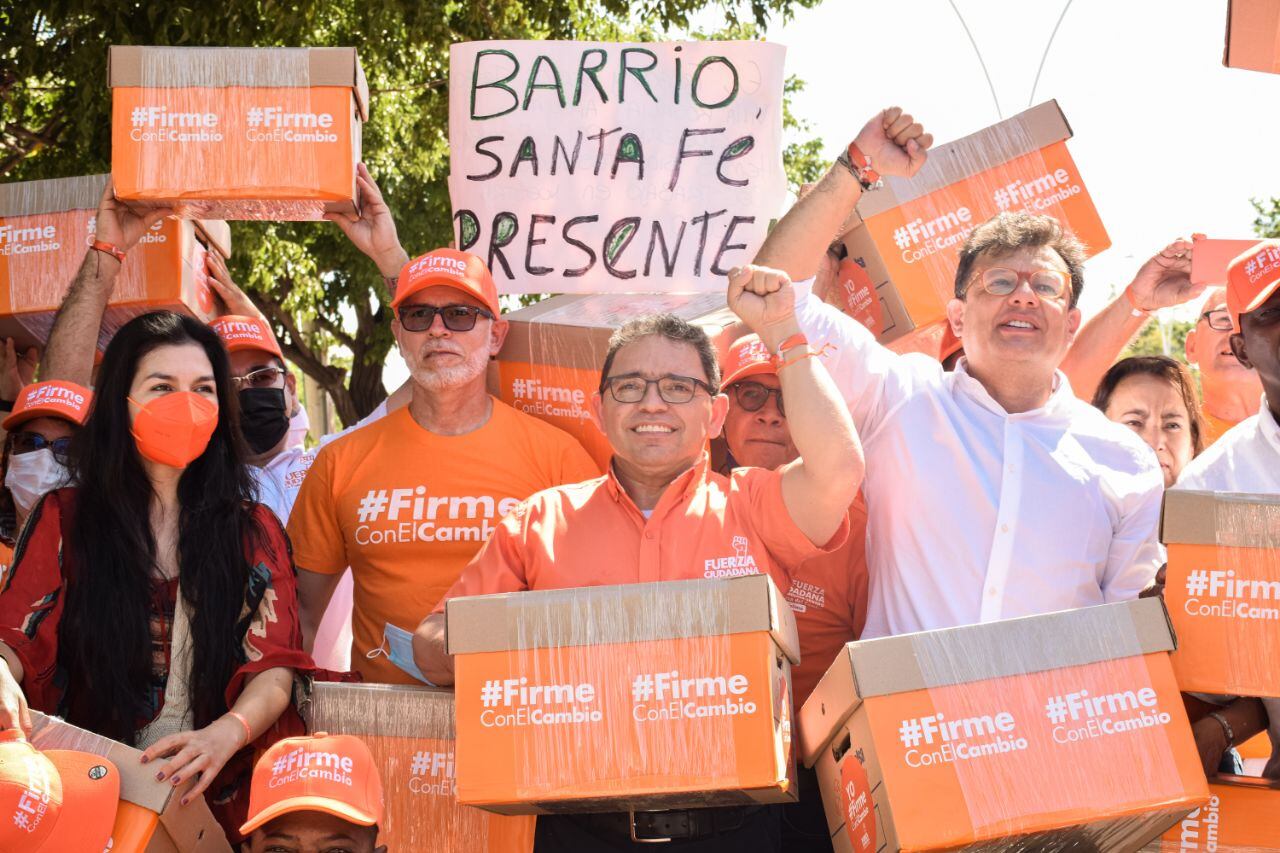 Entrega de firmas fuerza ciudadana. Crédito:  FUERZA CIUDADANA