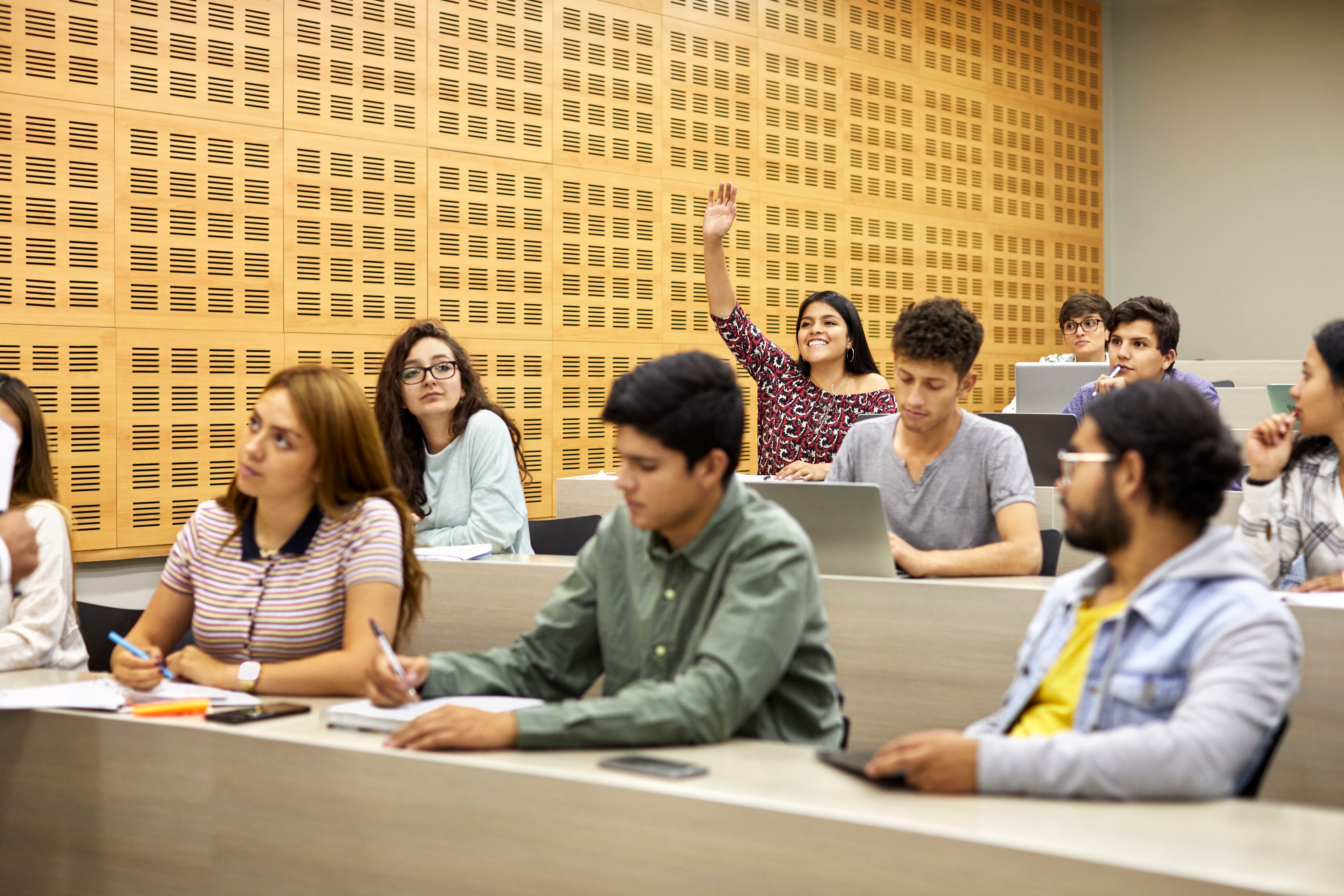 Estudiantes universitarios en clase (GettyImages)