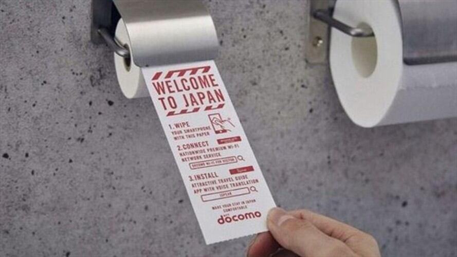 La empresa dice que hay más gérmenes en la pantalla de tu celular que en una tapa de baño. Foto: NTT DOCOMO, tomada de BBC Mundo.