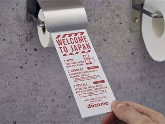 La empresa dice que hay más gérmenes en la pantalla de tu celular que en una tapa de baño. Foto: NTT DOCOMO, tomada de BBC Mundo.