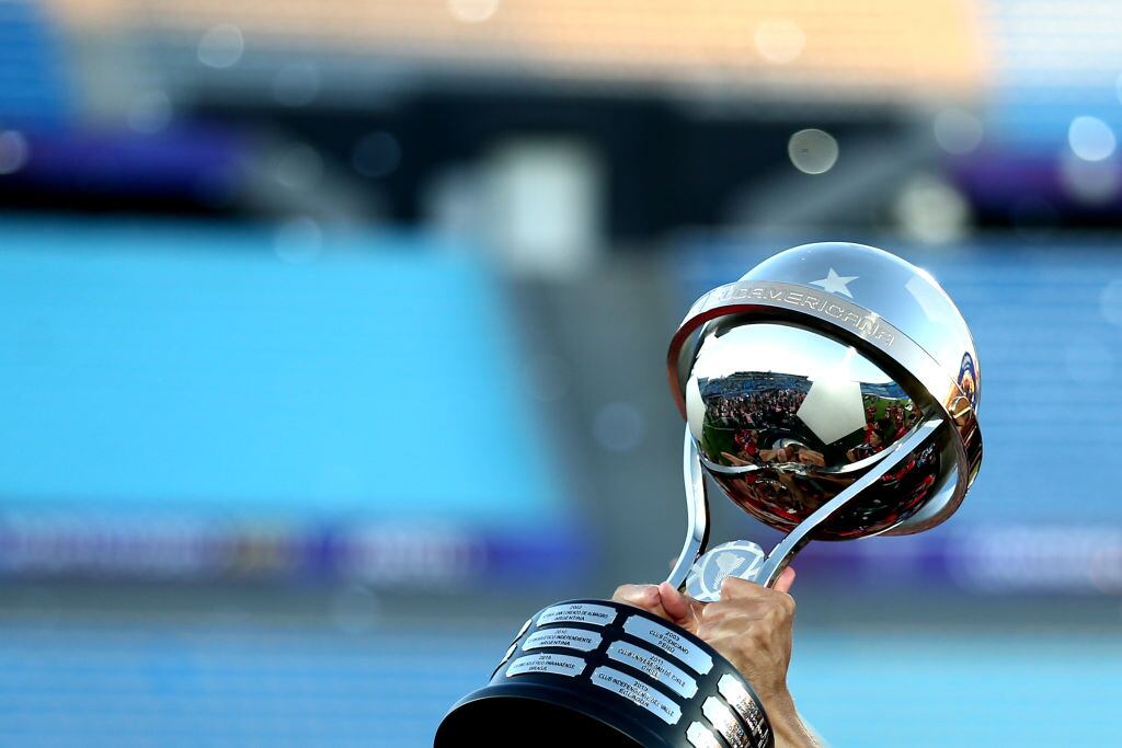 Copa Sudamericana trofeo. Foto: Ernesto Ryan/Getty Images.