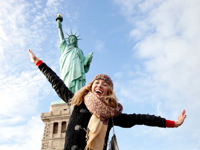 Viajar a Estados Unidos a enseñar español es posible con estas ofertas de empleo. Estatua de la libertad - turista // Foto: Getty Images