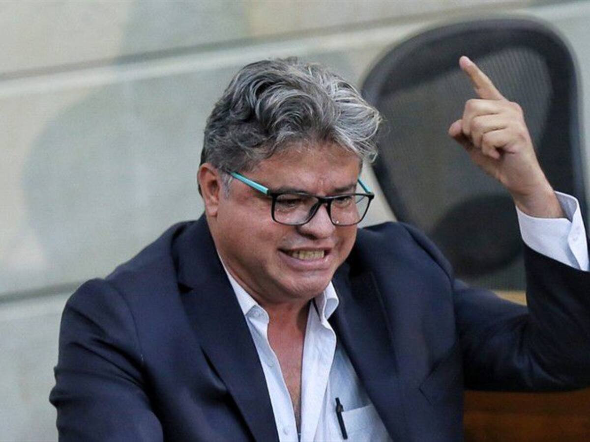 ¿Por qué el senador Wilson Arias invita a marchar contra los medios?