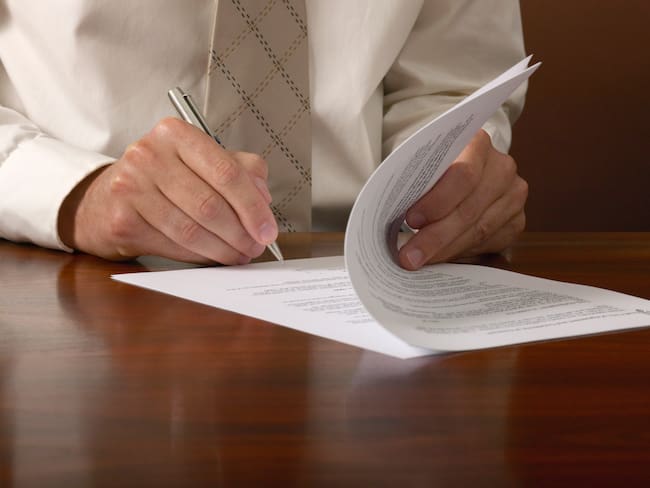 Imagen de referencia de una persona firmando un contrato. Foto: Getty Images