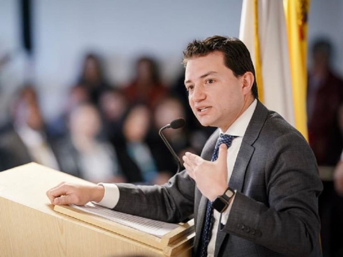 Tutela busca revelar detalles de estudios en derecho del excontralor Felipe Córdoba