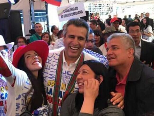 Funcionarios de la Uspec acompañaron a senador Luis Fernando Velasco en el lanzamiento de su campaña. Foto: W Radio