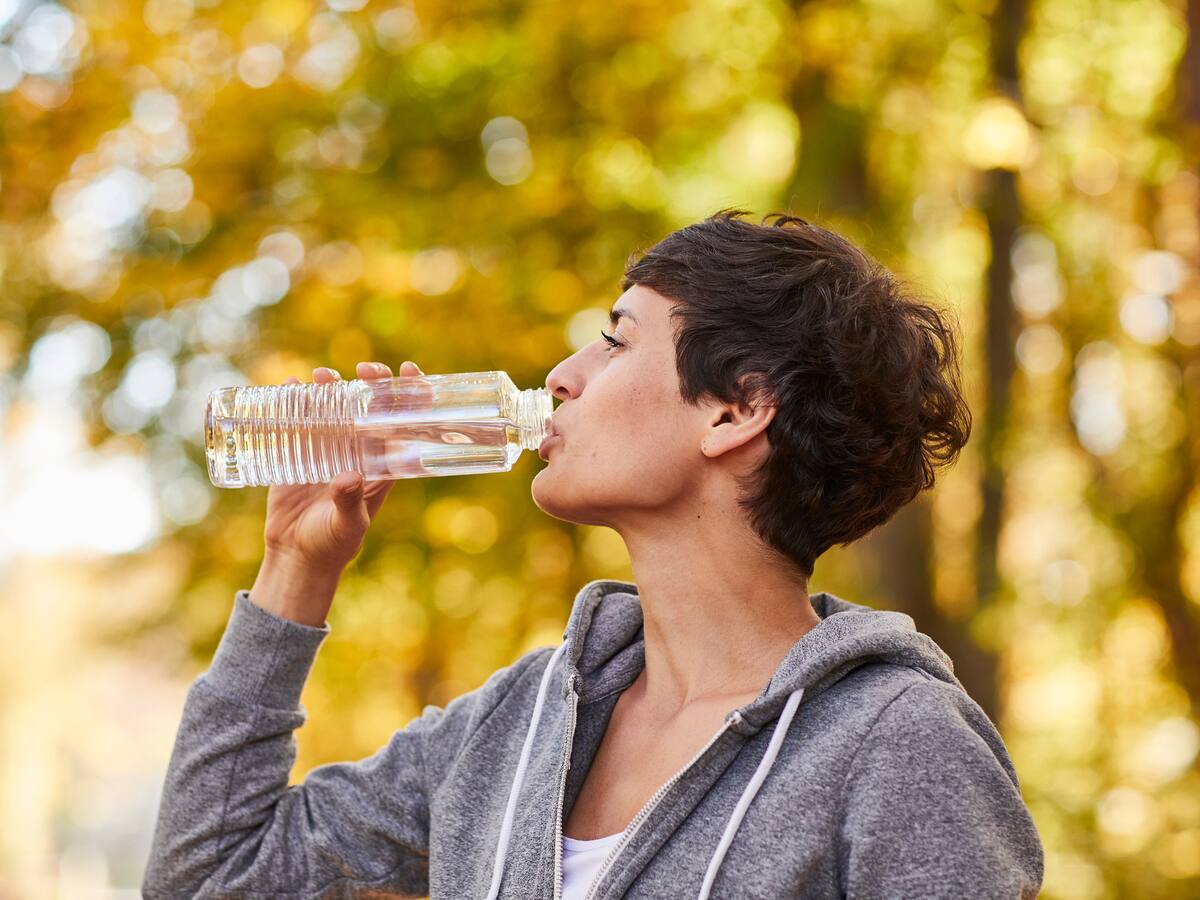 ¿Cuánta cantidad de agua debería beber diariamente un ser humano? Expertos hablan