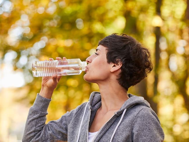 Ser humano bebiendo agua imagen de referencia. Foto: Getty Images.