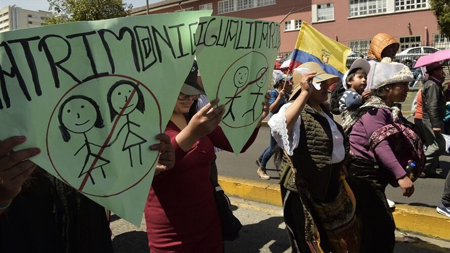 Cientos de personas protestaron contra el fallo de la Corte Constitucional, que autorizó este mes el matrimonio civil entre personas del mismo sexo. Foto: Getty Images