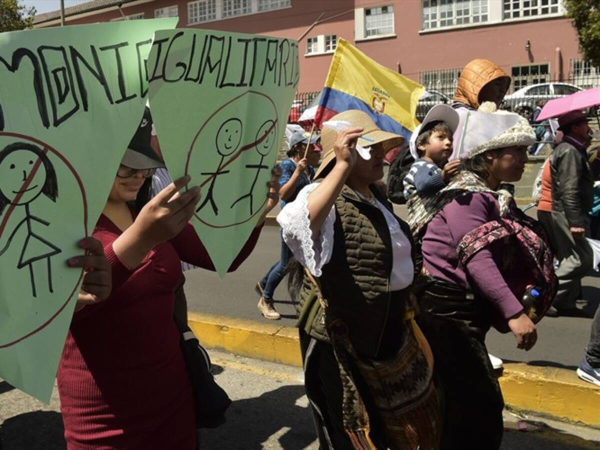 Miles de católicos y evangélicos protestan en Ecuador contra el matrimonio igualitario
