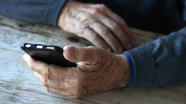 Entre las personas mayores de 65 años un 11% compartieron noticias falsas, mientras que entre los jóvenes de solo lo hicieron un 3%. . Foto: Getty Images