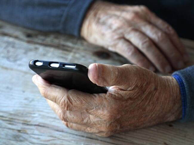 Entre las personas mayores de 65 años un 11% compartieron noticias falsas, mientras que entre los jóvenes de solo lo hicieron un 3%. . Foto: Getty Images