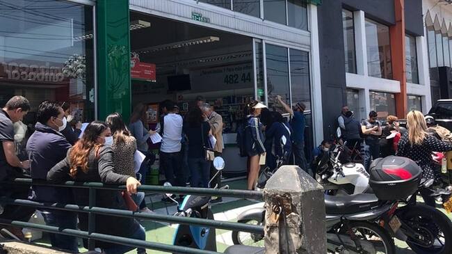Largas filas y aglomeraciones en las droguerías Cruz Verde para reclamar medicamentos. Foto: Cortesía