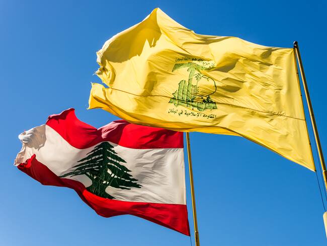 Bandera de Hezbolá y el Libano. I Foto: getty Images.