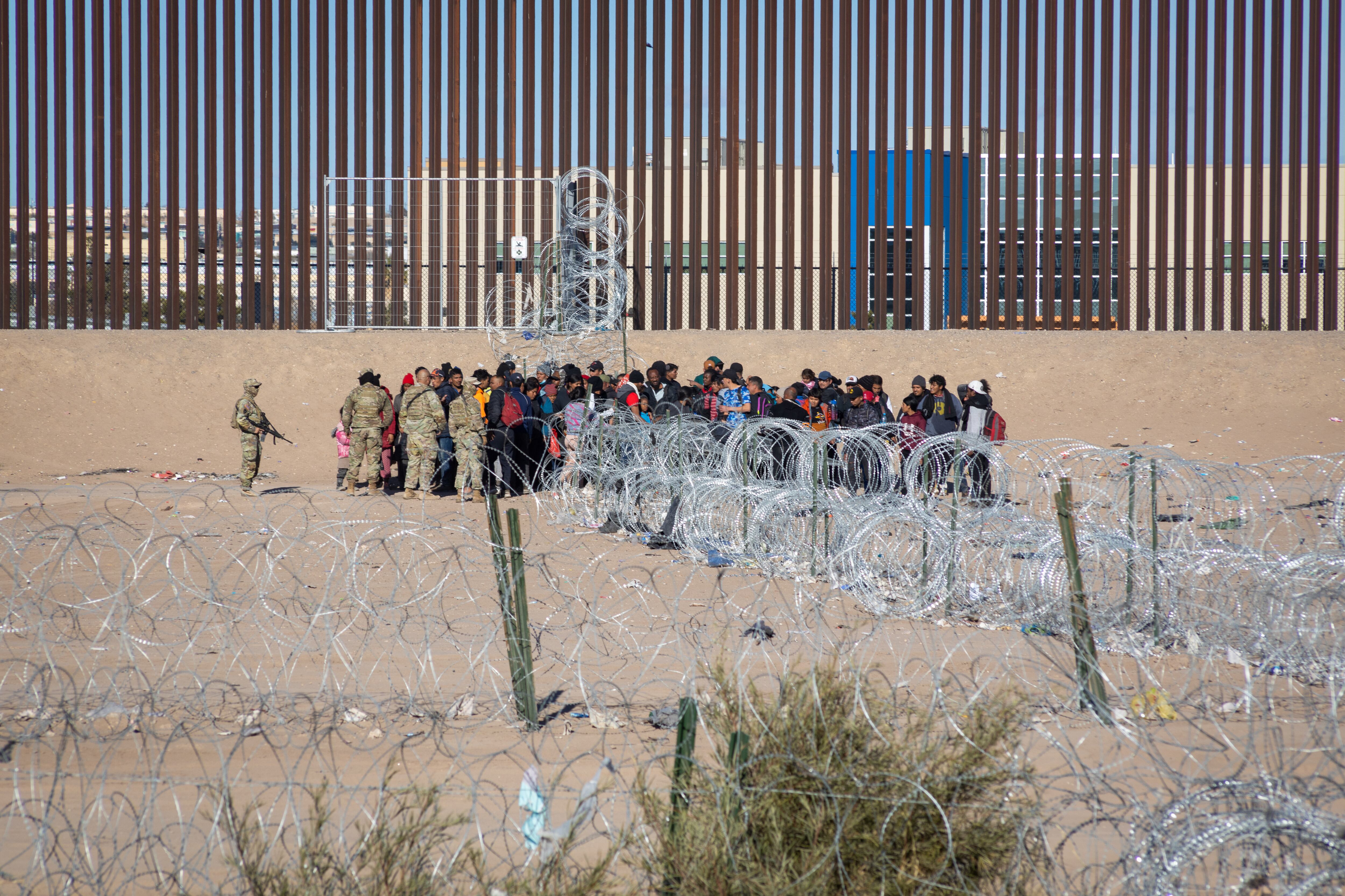 Migrantes que cruzan el río Grande para buscar asilo humanitario antes de cruzar la frontera de los Estados Unidos en Ciudad Juárez, México. (Foto de David Peinado/Anadolu vía Getty Images)