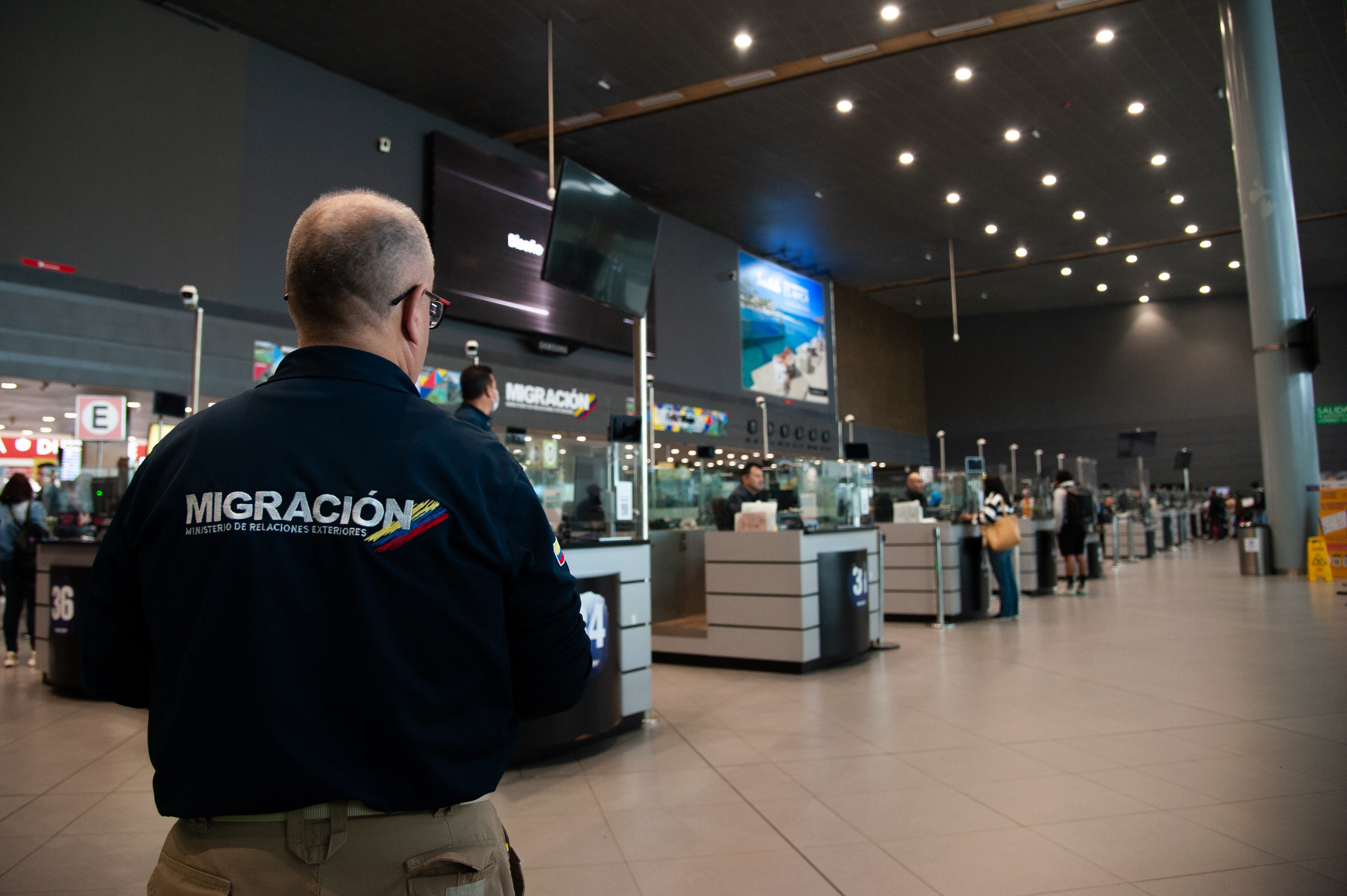 Funcionario de Migración Colombia en el Aeropuerto Internacional El Dorado (Getty Images)