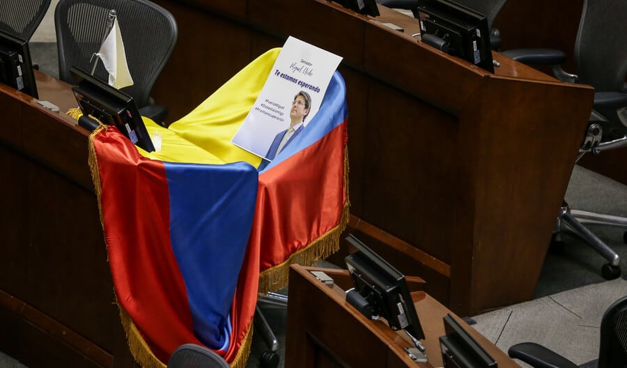 Sindicatos mezquinos demandan a Miguel Uribe y piden pérdida de investidura mientras lucha por su vida