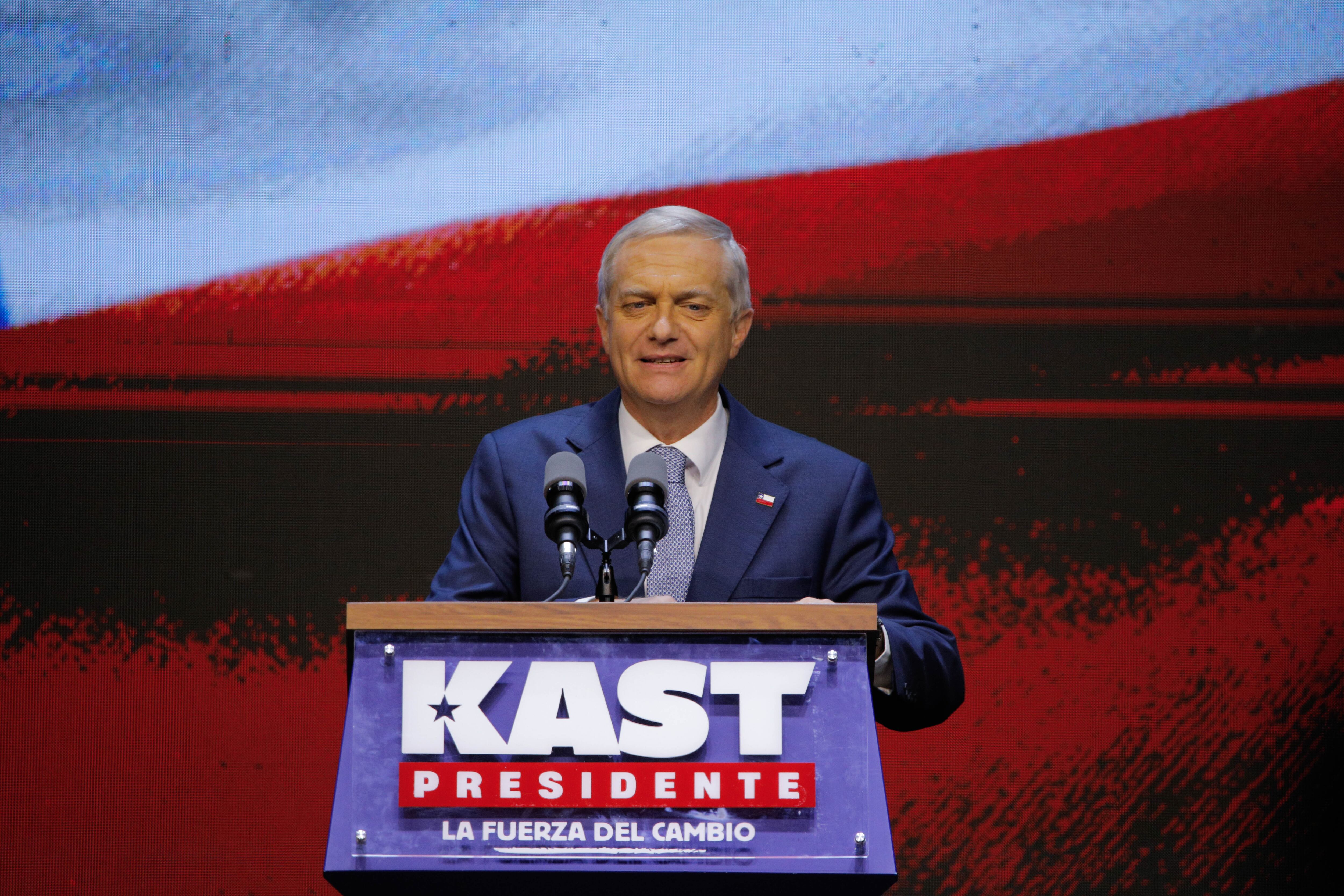 José Antonio Kast pronuncia un discurso tras ganar las elecciones presidenciales de Chile 2025. FOTO: Reinaldo Ubilla/NurPhoto vía Getty Images