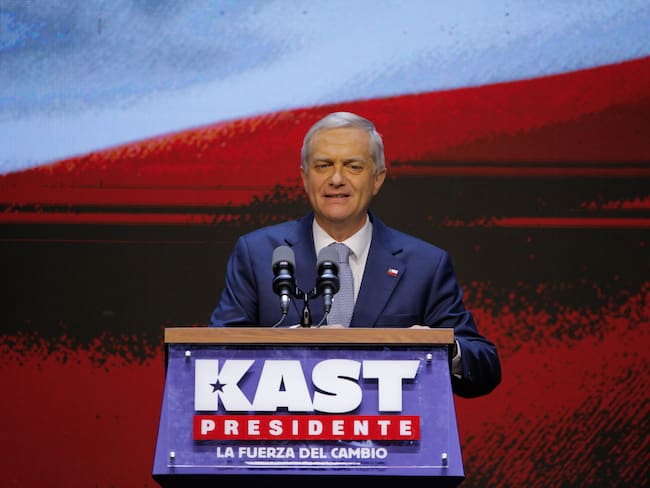 José Antonio Kast pronuncia un discurso tras ganar las elecciones presidenciales de Chile 2025. FOTO: Reinaldo Ubilla/NurPhoto vía Getty Images