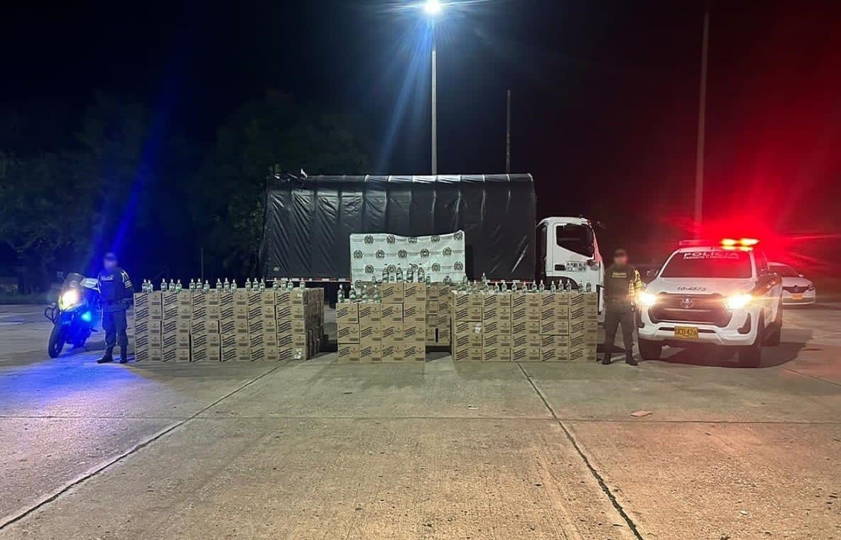 Incautan cerca de 10.000 botellas de licor de contrabando en Córdoba. Foto: Policía.