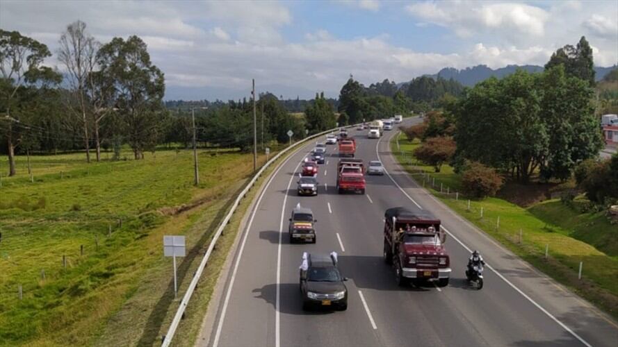 Son 35 vehículos con 100 personas que se dirigen a la capital del país.. Foto: Fecode