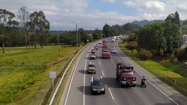 Son 35 vehículos con 100 personas que se dirigen a la capital del país.. Foto: Fecode